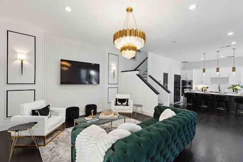 Popular Airbnb listing: Uptown Dallas French Chateau in Uptown