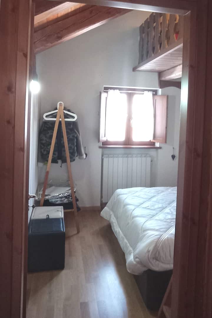 Vista parziale della camera da letto matrimoniale con soppalco. 