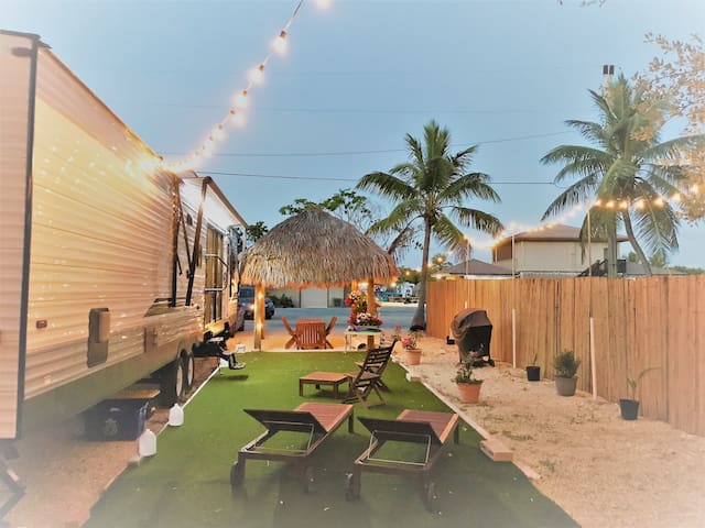 Modern 2 Bedroom2 Bath. Kayak, Pool, Beach, Marina
