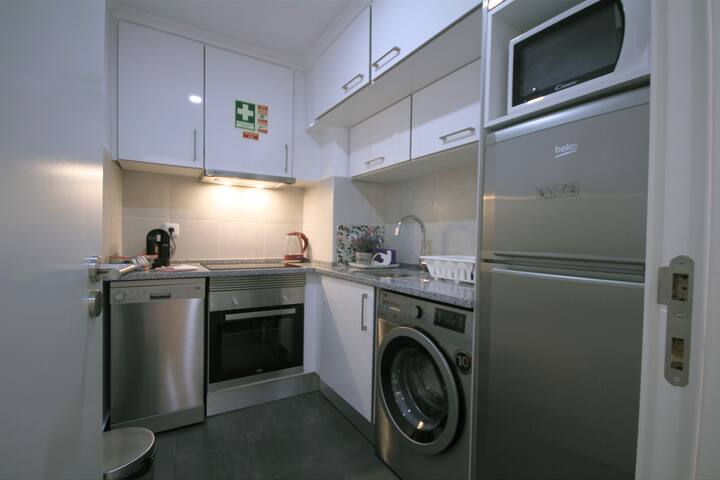 Alfama Right Point, Happiness House