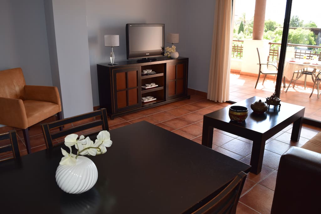 Salón con acceso directo a la terraza y aire acondicionado