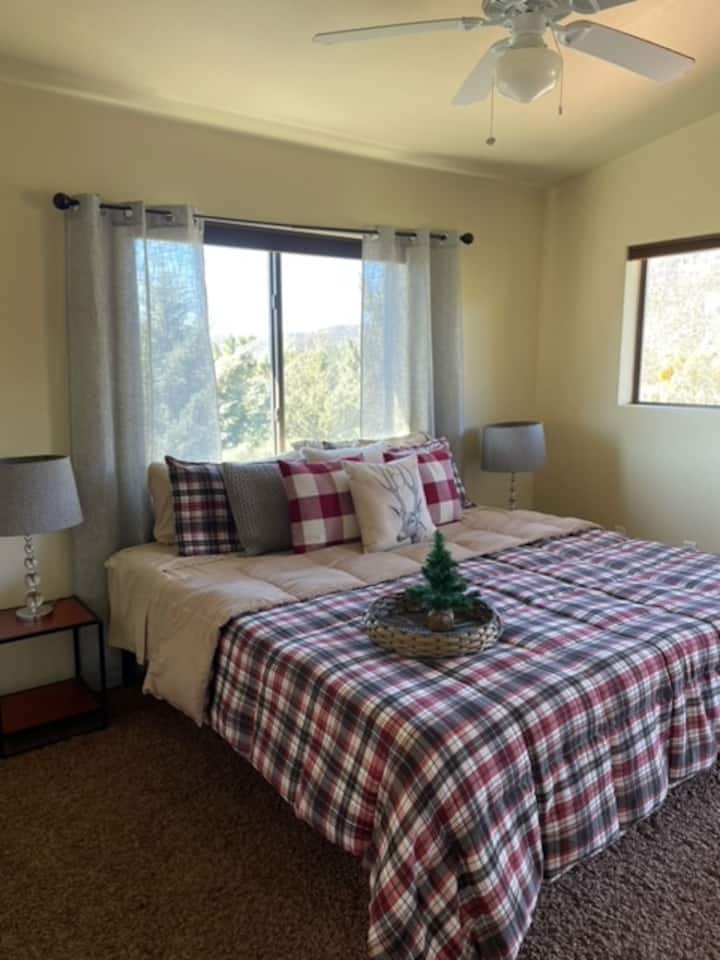 Mojawapo ya vyumba vya kulala vya kifalme kwenye ghorofa ya juu 