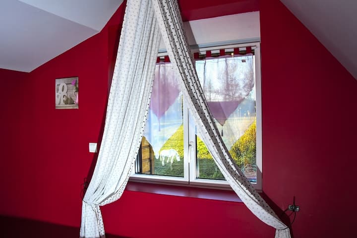 Romantična soba s pogledom na livadu i njene konje