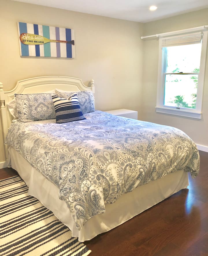 الحمام - حمام داخلي - غرفة نوم تضم سرير كوين في الطابق السفلي