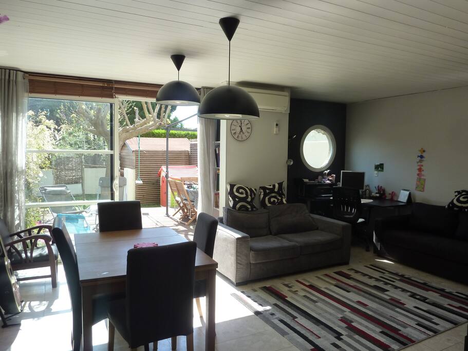 Salon qui donne sur le jardin, avec télé.