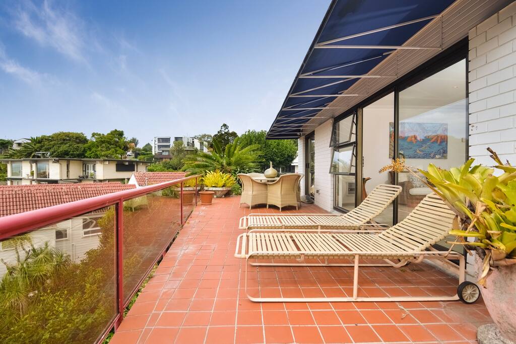 Sunny , private outdoor living
