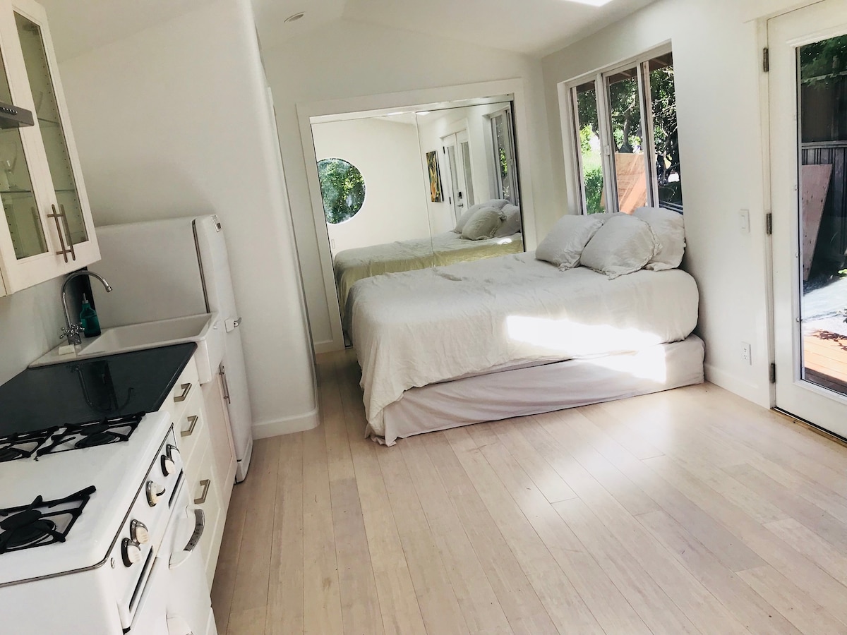 Nido cálido y acogedor de una habitación, ten en cuenta que el camino a pie hasta el baño es estrecho