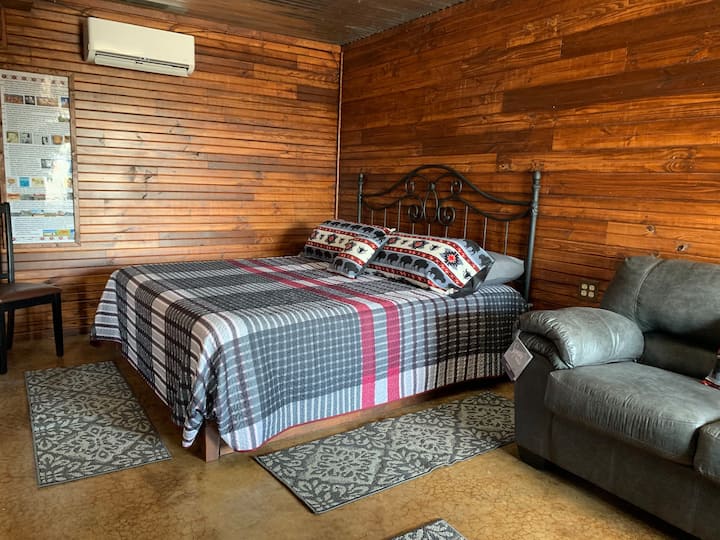 أحدث كوخ لدينا في The Lazy Buffalo مع سرير بمقاس كينج ومقعد مزدوج ، The Iron Door ، Cache ، OK