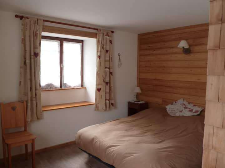 Спалня 1 приземен етаж до банята