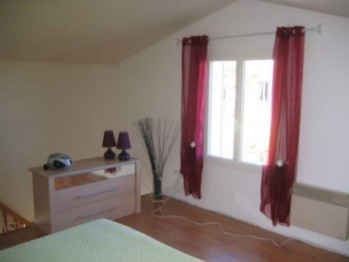 This large, bright room is located on the 2nd floor. There is a direct view of the village, with its beautiful bell tower, and the mountains in the background. The beds can be separated to create two 35-inch (90-cm) beds.