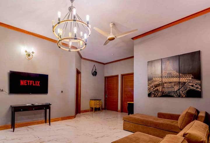 Royal Ff By La Casa – Luxury Stay+ 24/7 Security - Karachi