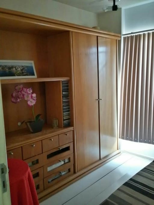 Quarto com bicama e ventilador de teto