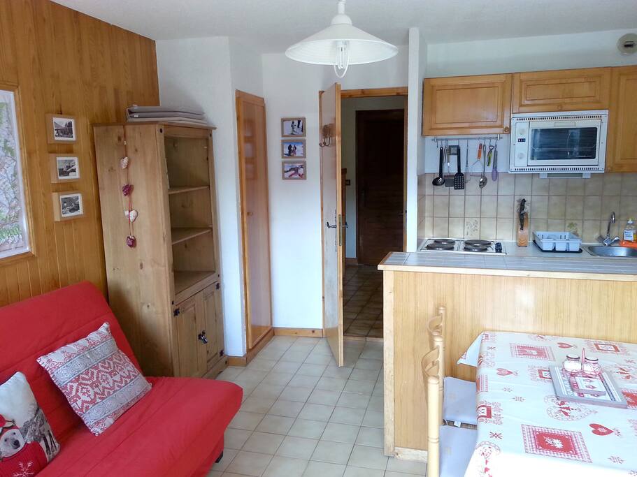 Good quality furnishings and door to coin montagne