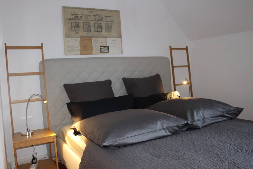 Sleeping room with 1.6x2.0m bed (innerspring mattress)