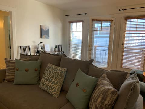 Popular Airbnb listing: Charming 1930s Cottage and pet friendly! in Pasadena