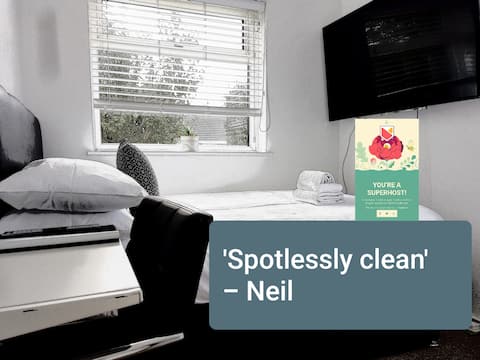 York Double🌟Big TV🌟Kettle, Fridge, Microwave!