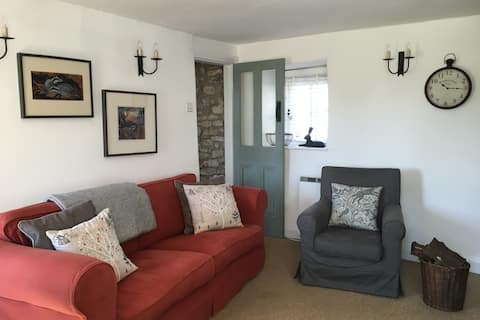 Popular Airbnb listing: Daleside - spacious cottage with stunning views in Derbyshire Dales