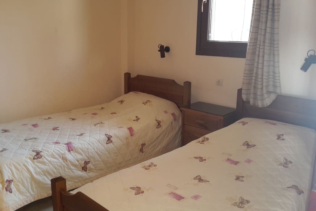 Kiwi Kastle twin bed room