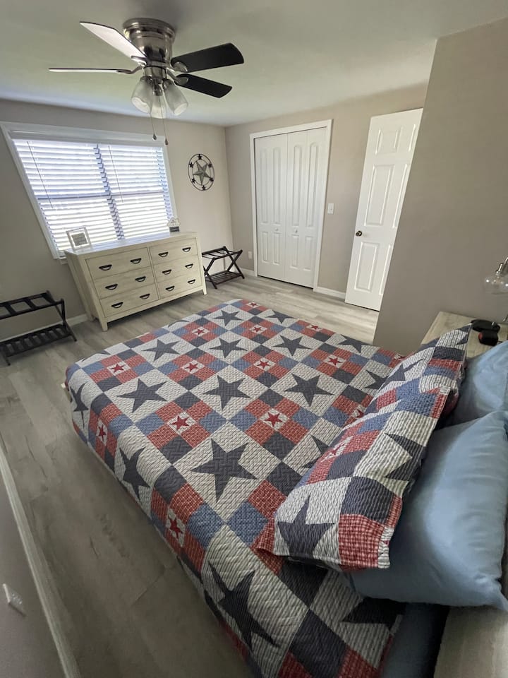 Главна спалня, двойно легло. Красива гледка към конски пасища от предния прозорец.