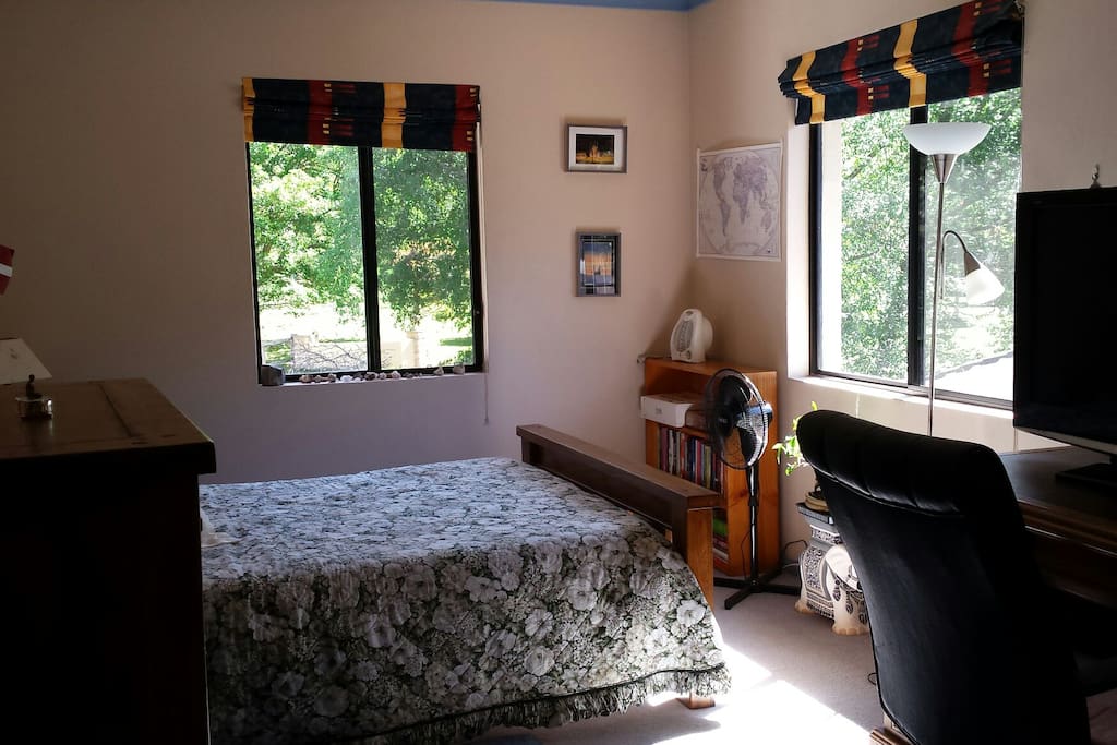 Spacious queen size bed room