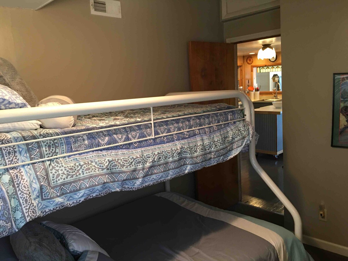 Vista alta de la habitación litera. 