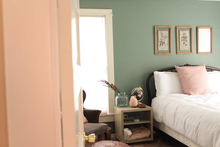 Dvije naše predivno uređene spavaće sobe na katu imaju plišane madrace veličine 150-179 cm. 