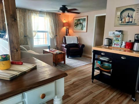 Popular Airbnb listing: The Quick Getaway: Entire house on private lake! in Houston Suburbs
