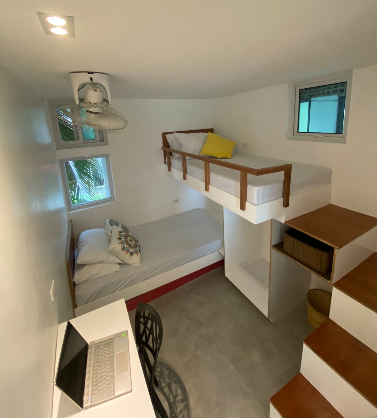 Watoto watapenda chumba hiki! 
Vitanda 2 vya mtu mmoja, dawati na furaha nyingi kwa ajili ya kujificha na kutafuta. 