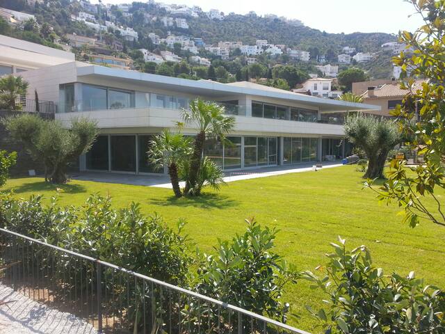 Superbe maison contemporaine, piscine intérieure gallery image 2