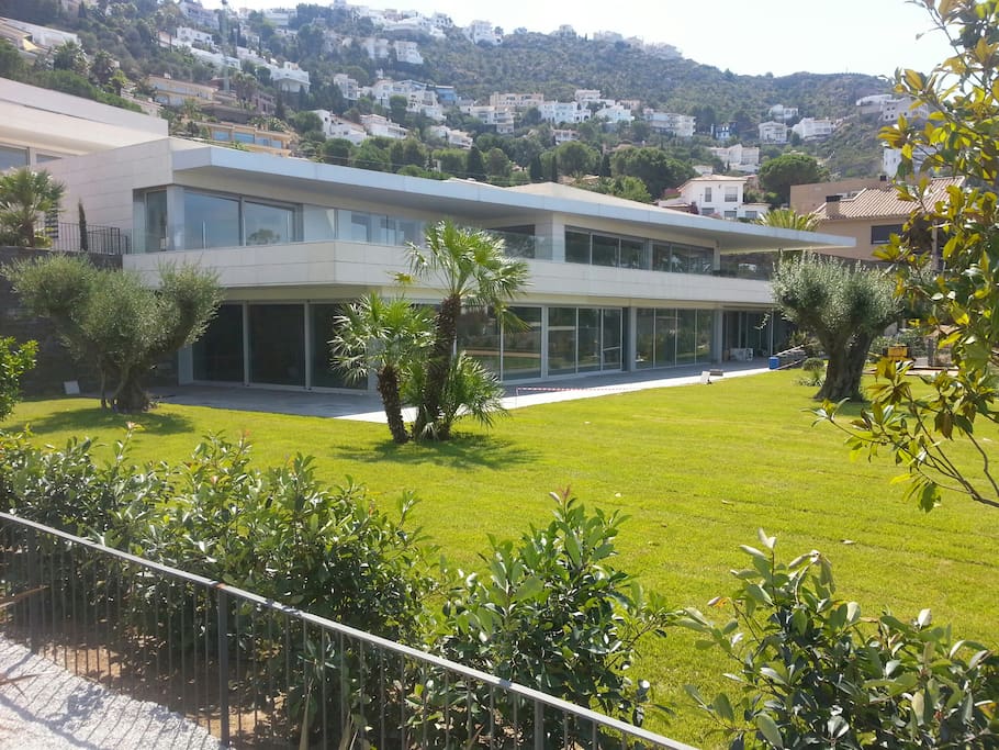 Grande maison récente contemporaine