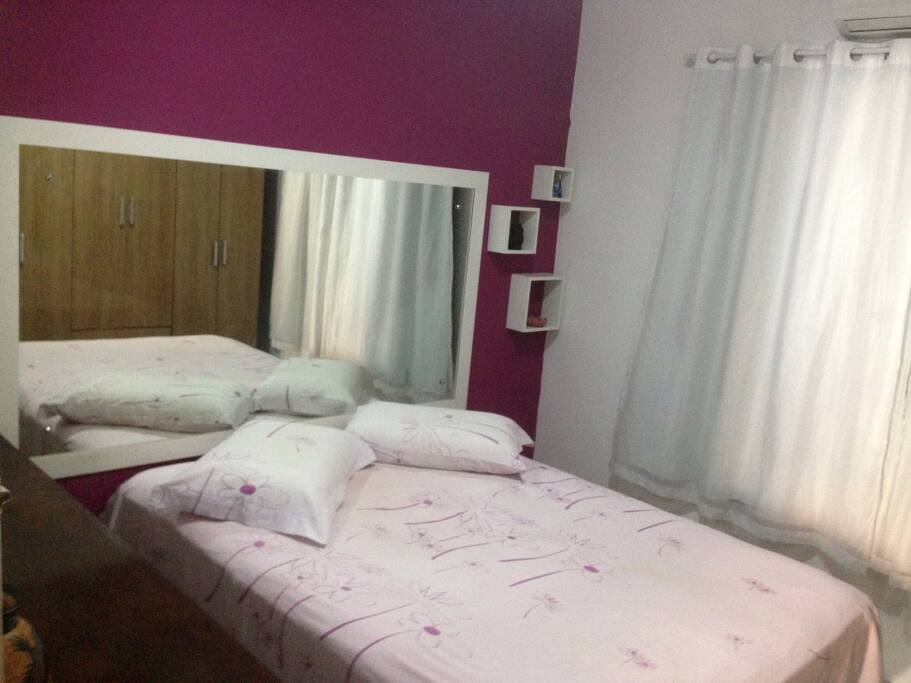 Quarto de casal com ar condicionado