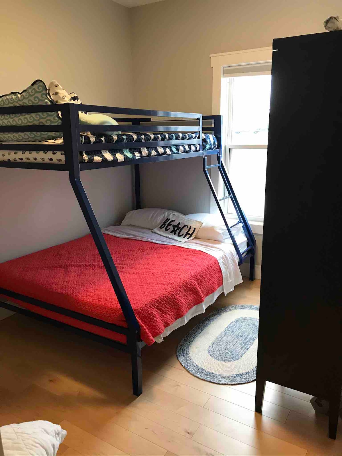 เตียงสองชั้นเต็มรูปแบบพร้อมฟูกนอนใหม่ที่สะดวกสบาย!