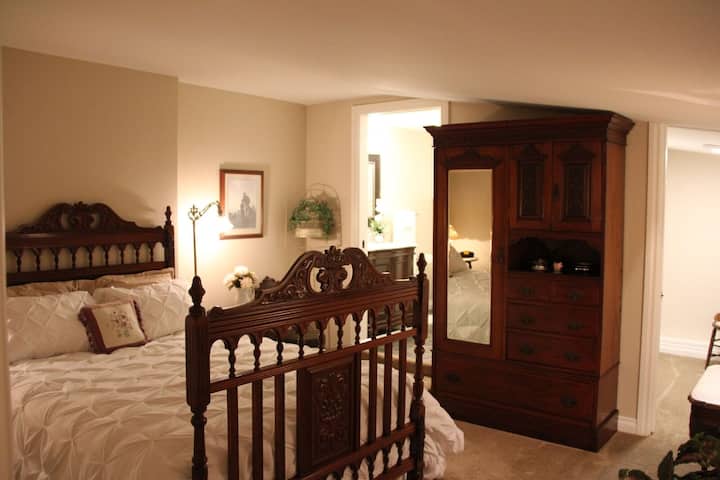 卧室配备维多利亚式家具、壁橱和主浴室 