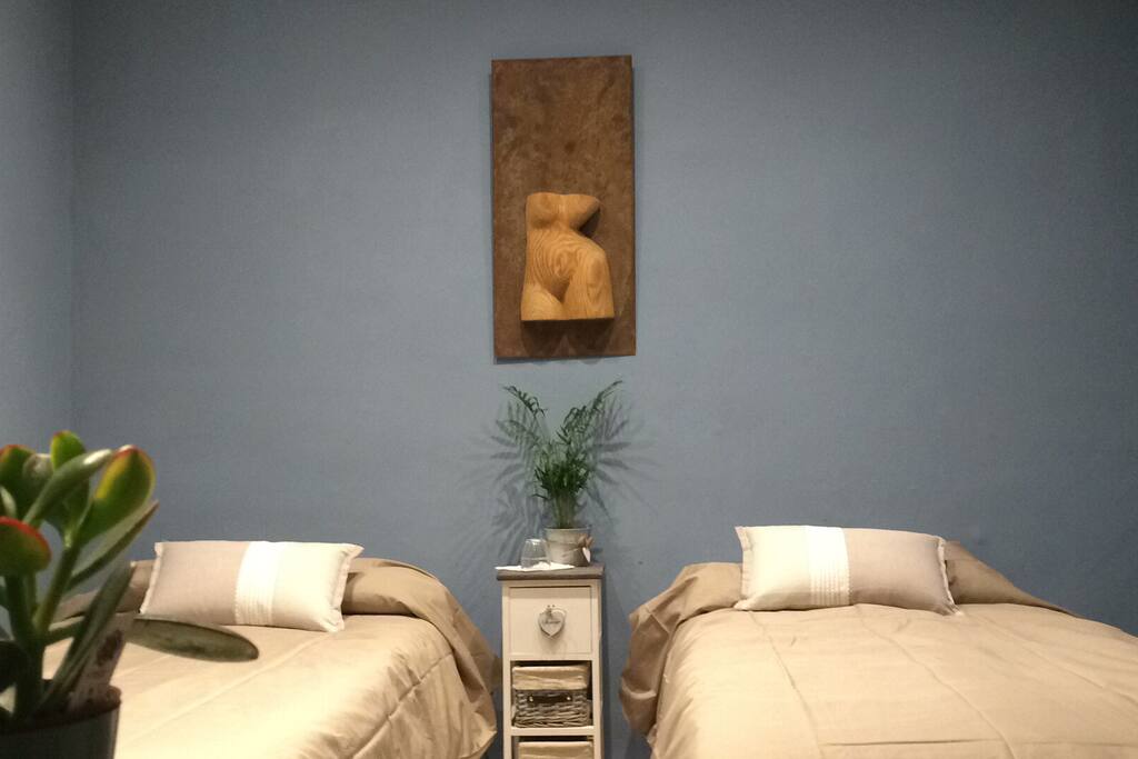 Habitació amb dos llits individuals. Podem muntar un llit de matrimoni si ho demaneu.