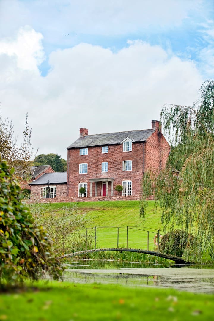Bettws Hall House, 5* luxury House sleeping 10 Houses for Rent in