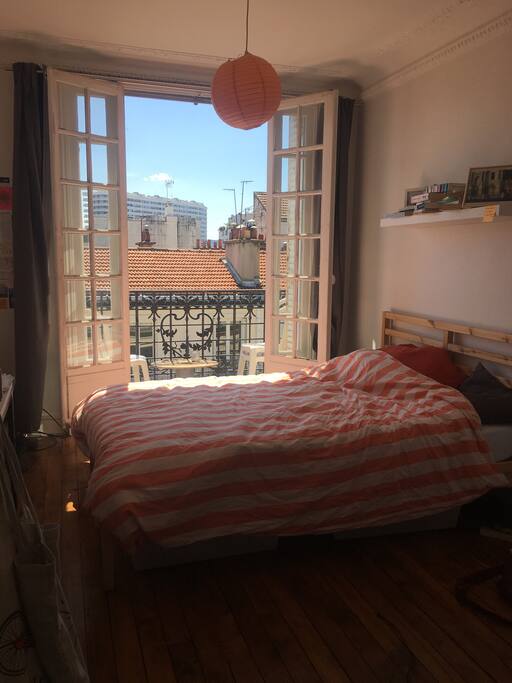 La première chambre qui donne sur le balcon