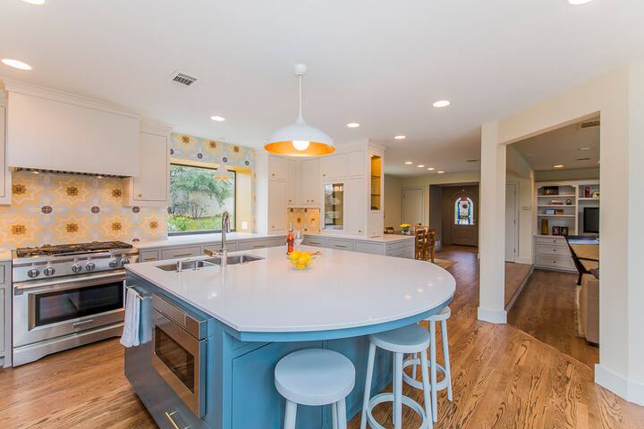 Central | Private Pool | 5 bed/4 bath house. gallery image 5