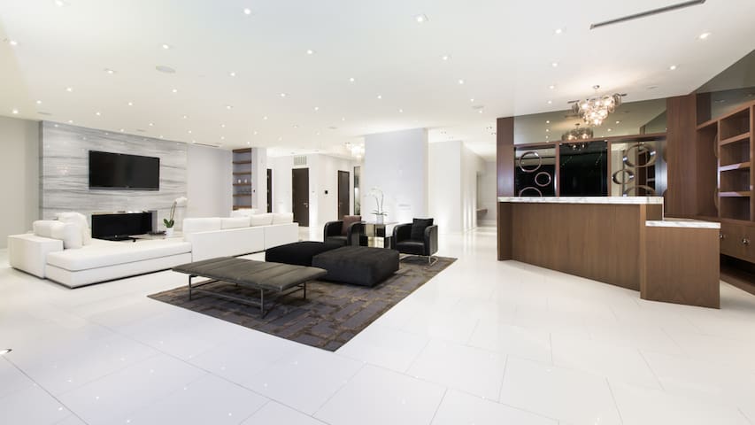 Los Angeles Modern Estate- Tennis Court & Pool