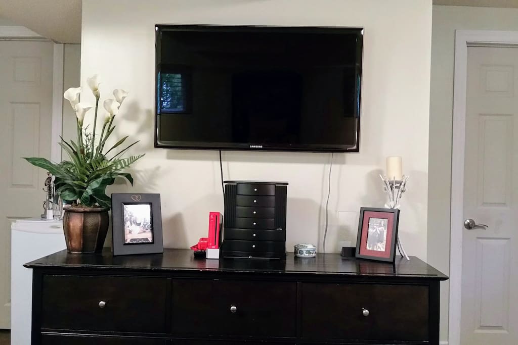 Master bedroom - 42" tv with Netflix