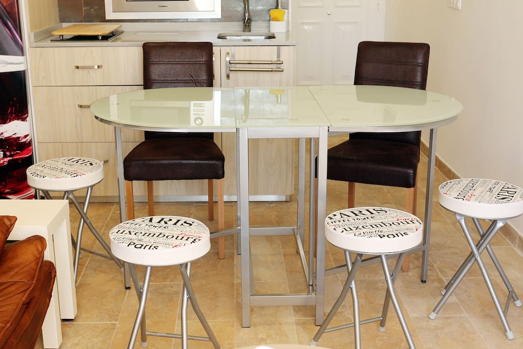 Dinning table & chairs - Mesa y sillas