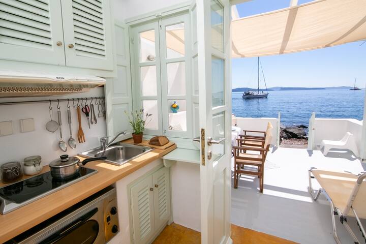 Armeni Beach House – with private boat service! gallery image 3