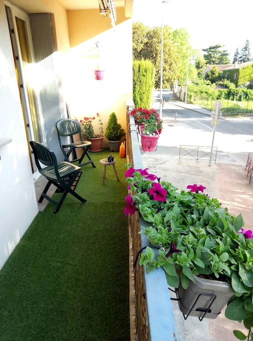 Petit balcon au calme pour manger à 2 ou se détendre