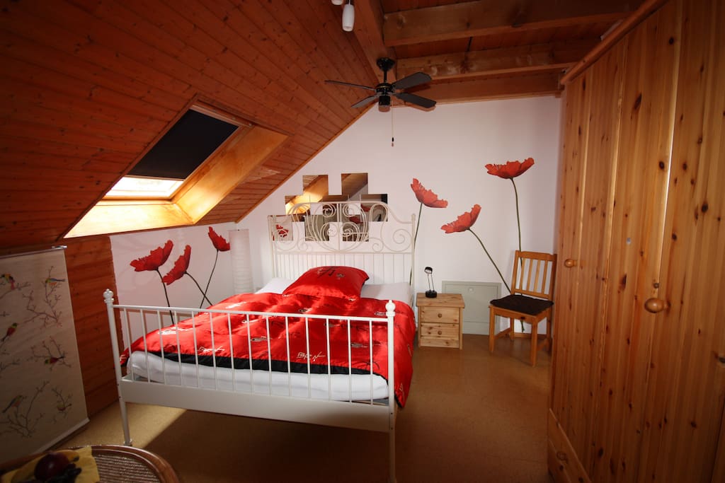 Doppelbett mit Kleiderschrank
