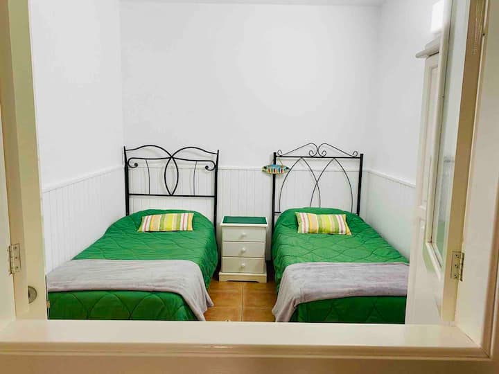 أسرّة مزدوجة. يتم توفير الملاءات والمناشف والبطانيات 