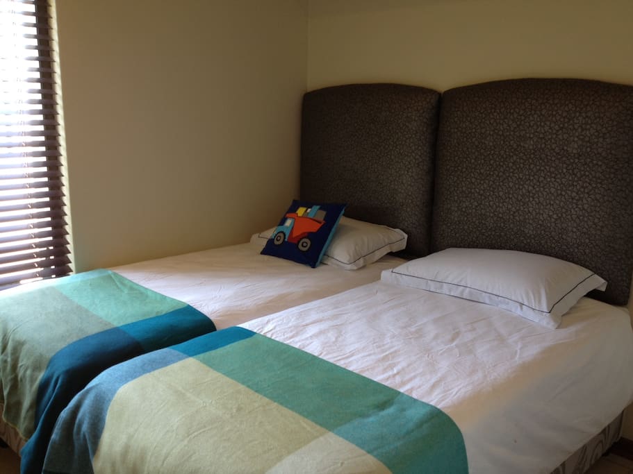 3rd bedroom with 2 single beds