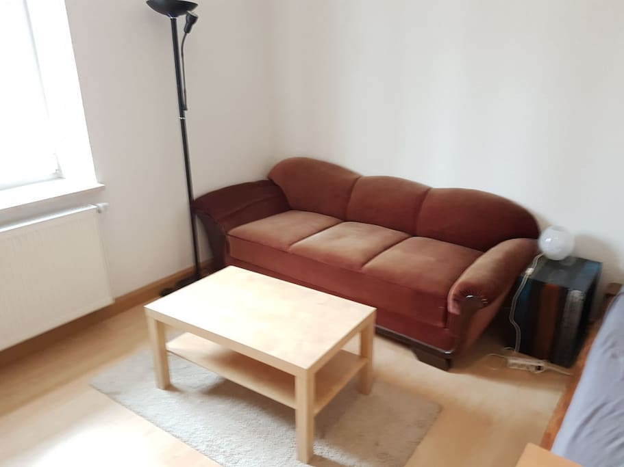 Wohnbereich mit Couch/Couchtisch im eigenen Zimmer