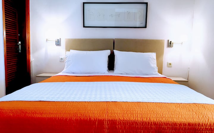 Двокреветна соба на приземје со приватна бања