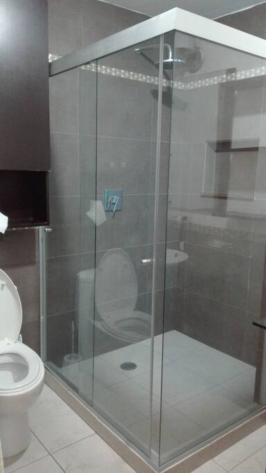 el baño es muy amplio