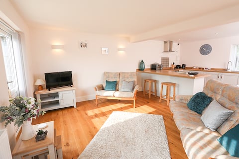 Successful Airbnb property: "The Annex, Oxhill" in Stratford On Avon