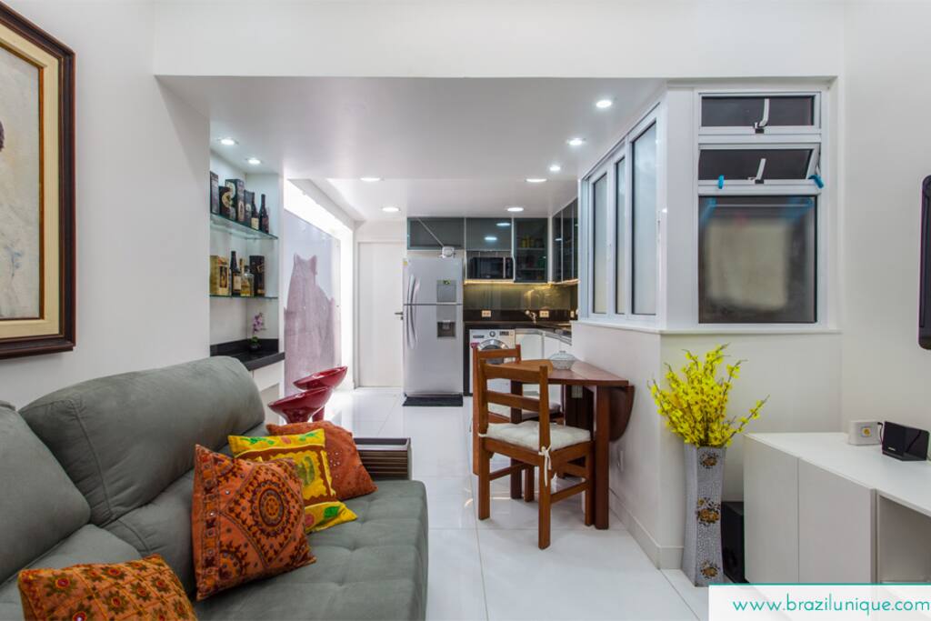 Sala com sofa-cama, Split, e Tv a cabo.